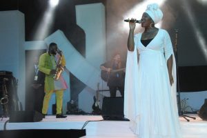India-Arie-and-Mike-Aremu-on-stage-600x400