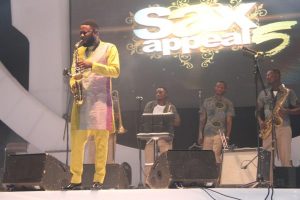 Mike-Aremu-performing-on-stage-600x400